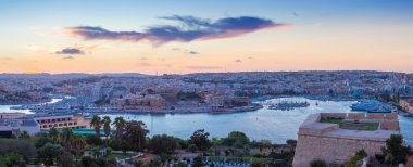 Malta Valletta duvarlar alacakaranlıkta - Malta ile panoramik