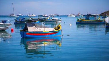 Tipik renkli balıkçı tekneleri Valletta, Malta