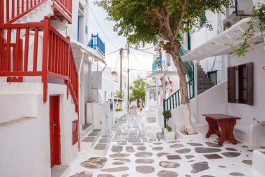 Mykonos town streetview ağaç ve kırmızı korkuluk, Mykonos town, Yunanistan ile