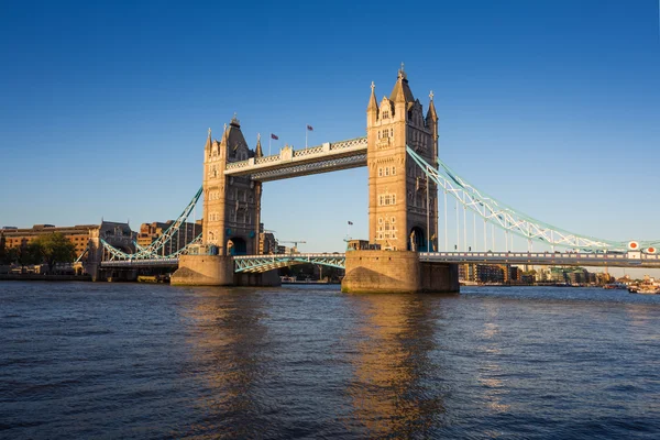 Tower Bridge na zachód słońca, Błękitne niebo, Londyn, Wielka Brytania — Zdjęcie stockowe