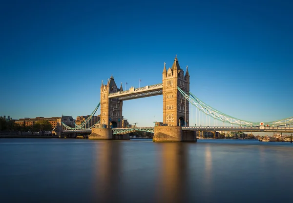 Die ikonische Tower Bridge bei Sonnenuntergang mit klarem blauem Himmel, London, Großbritannien — Stockfoto