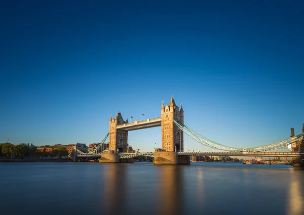 Tower Bridge w zachód słońca z jasnego nieba, Londyn, Wielka Brytania — Zdjęcie stockowe