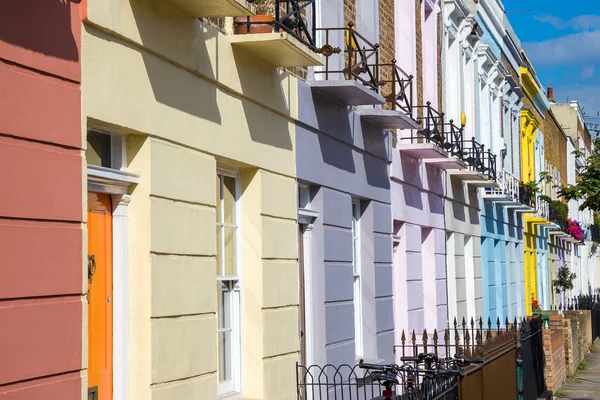 Maisons colorées emblématiques du quartier de Camden Town - Londres, Royaume-Uni — Photo