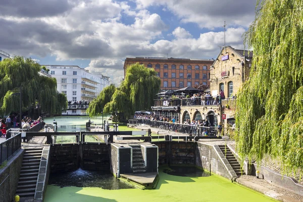 London, Vereinigtes Königreich - 1. Oktober 2015: camden lock, hampstead road locks ist eine zweifache manuelle Schleuse am Regent 's Canal in camden town, london borough of camden im 01. Oktober 2015. — Stockfoto