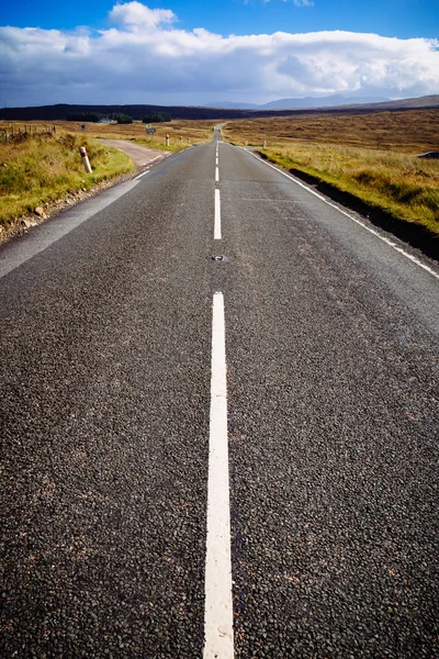 Schnurgerade Autobahn im schottischen Hochland, Schottland, Großbritannien — Stockfoto