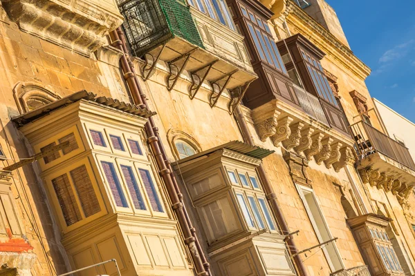 Casas antigas típicas e varandas de Valletta ao nascer do sol - Malta — Fotografia de Stock