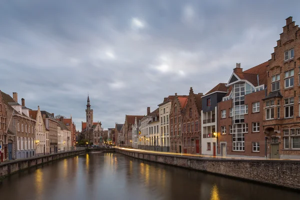 Ten noorden van de Markt met kerk, Brugge, België — Stockfoto