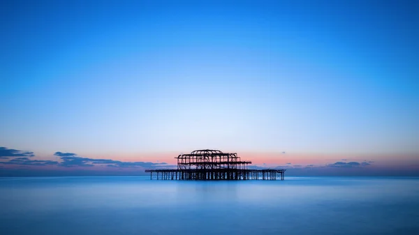 O cais oeste de Brighton após o pôr do sol, Inglaterra, Reino Unido — Fotografia de Stock