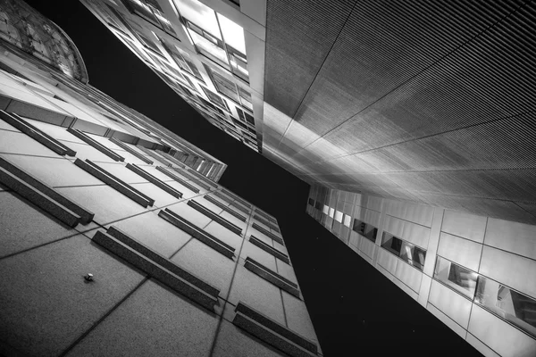 Edificios altos de Barbican en blanco y negro, Londres, Reino Unido — Foto de Stock