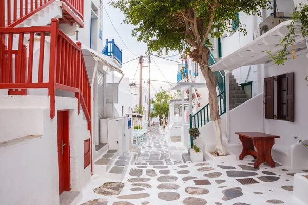 Mykonos town streetview z drzewa i czerwony balustrady, miasto Mykonos, Grecja — Zdjęcie stockowe