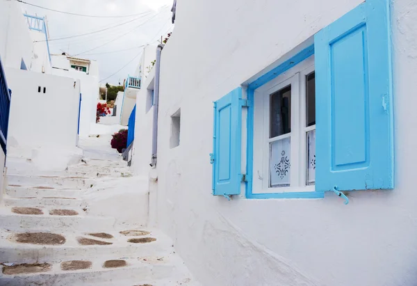 Mavi pencere Mykonos Street, Yunanistan — Stok fotoğraf