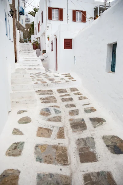 Vicolo tradizionale nella città di Mykonos, Grecia — Foto Stock