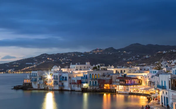 Malé město Benátky Mykonos v modré hodinu, Řecko — Stock fotografie
