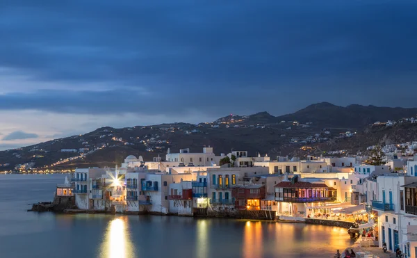 Kleine Venetië van Mykonos stad op blauwe uur, Griekenland — Stockfoto