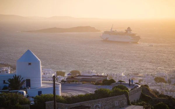 Zonsondergang op Mykonos met windmolens en cruiseschip, Griekenland — Stockfoto