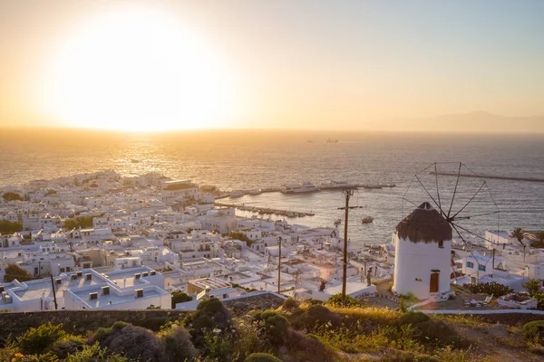 Mykonos Stadt mit Windmühle bei Sonnenuntergang — Stockfoto