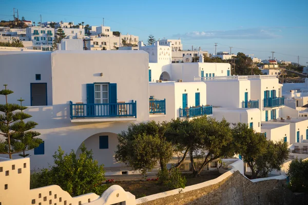 Griekse witte huizen in de zonsondergang op Mykonos stad, Mykonos, Griekenland — Stockfoto