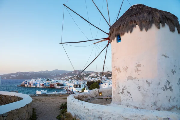 Berömda Mykonos väderkvarn i solnedgången, Grekland — Stockfoto