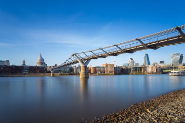 St Paul'ın Katedrali ve günbatımı, Londra, İngiltere banka bölge ile Millennium Köprüsü