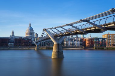 St Paul'ın Katedrali ve Millennium Köprüsü'günbatımı, Londra, İngiltere