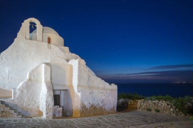 Kilise Paraportiani mavi bir saatte, Mykonos, Yunanistan
