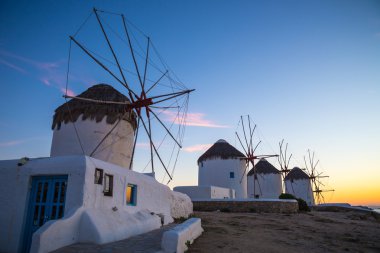Mykonos ünlü yel değirmenleri, günbatımı, Yunanistan
