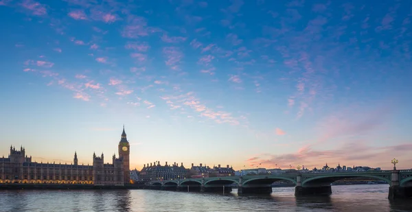 Big Ben και Westminster Bridge και το Κοινοβούλιο με πολύχρωμα σύννεφα κατά το σούρουπο, Λονδίνο, Ηνωμένο Βασίλειο — Φωτογραφία Αρχείου