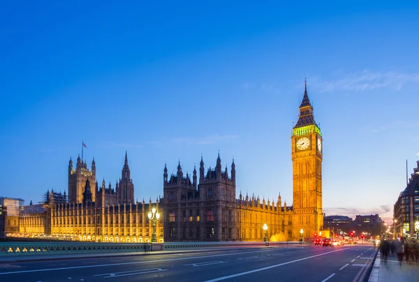 Westminster Bridge mavi bir saatte, Londra, İngiltere Parlamentosu ile Big Ben