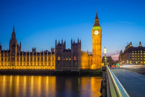 同在蓝色的时刻，伦敦，英国议会大本钟 — 图库照片