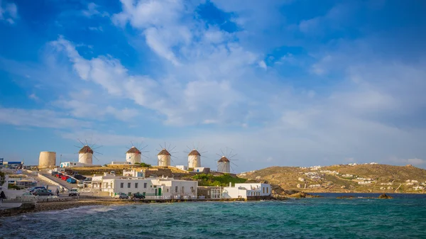 Mykonos Windmills s modrou oblohu a mraky, Řecko — Stock fotografie