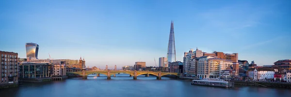 Panoramiczny widok na Londyn, kryształ, Tower Bridge i Globe theatre — Zdjęcie stockowe