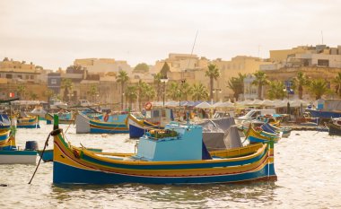 Geleneksel Luzzu balıkçı tekneleri Marsaxlokk Pazar sabah - Malta