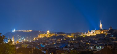Citadella, Buda Castle ve Matthias kilise ve balıkçının Bastion bir fotoğraf gece - Budapeşte, Macaristan