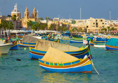 Renkli tipik tekneler - Akdeniz geleneksel balıkçı köyü güney doğusunda Malta. MARSAXLOKK, Malta.