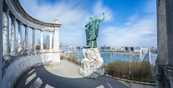Статуя Святого біля і skyline Будапешт, Угорщина — стокове фото