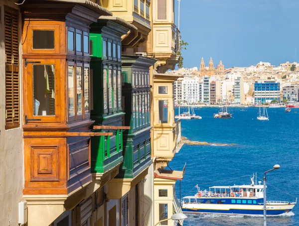 Färgglada balkonger och turist-båt i Valletta, Malta — Stockfoto