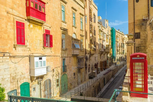 Vista de la calle de La Valeta con balcones rojos tradicionales - Malta — Foto de Stock