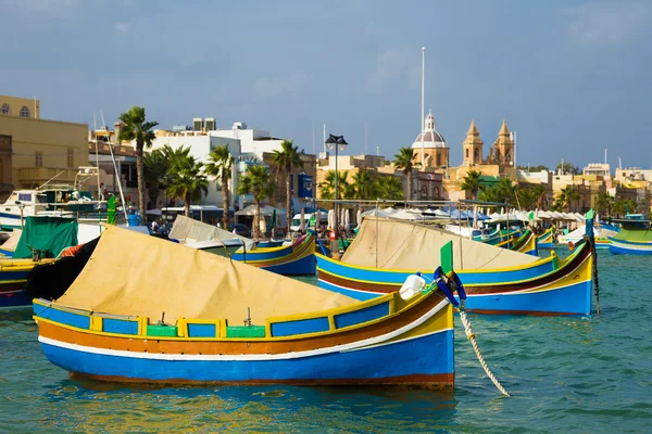 Renkli tipik tekneler - Akdeniz geleneksel balıkçı köyü güney doğusunda Malta. Marsaxlokk, Malta sabahın erken saatlerinde. — Stok fotoğraf