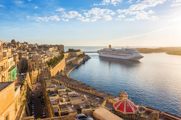 The ancient walls of Valletta and Malta harbor with cruise ship in the morning - Malta — Stock Photo, Image