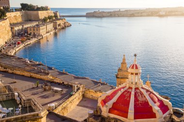 Eski liman Valletta sunrise - Malta, Kilise çatısının ile