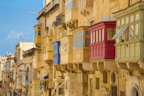 典型的多彩阳台的瓦莱塔-马耳他 — 图库照片