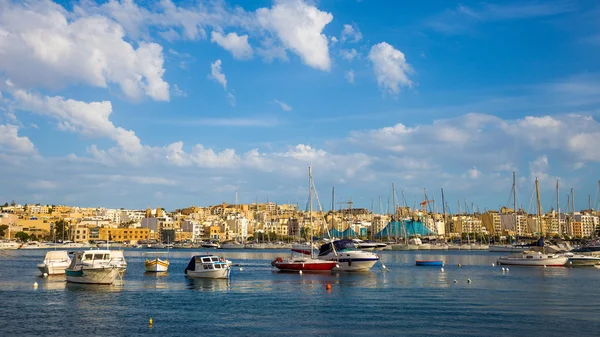 Puerto de Malta con barcos y barcos y cielo azul — Foto de Stock