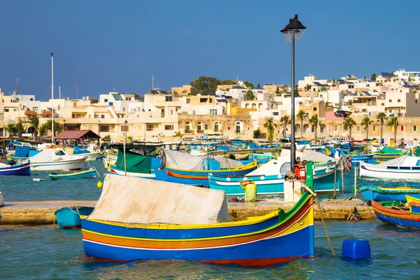 Barcos tradicionales Luzzu en el mercado de Marsaxlokk - Malta — Foto de Stock