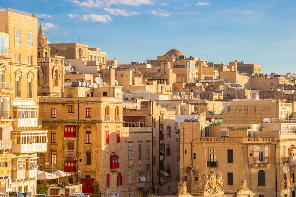 Mavi gökyüzü - Malta Valletta eski evler — Stok fotoğraf