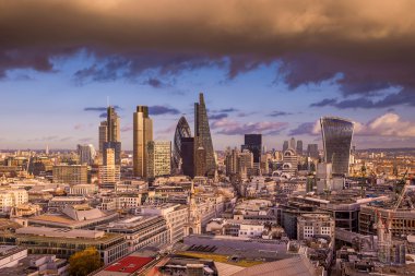 Londra'nın iş bölgesinde - panoramik manzarası Londra - İngiltere'de üzerinde gün batımında dramatik bulutlar
