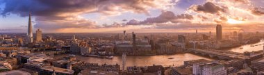 Güzel gün batımı ve Londra - panoramik manzarası Londra - İngiltere'de Güney tarafında üzerinde dramatik bulutlar