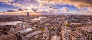 Güney ve Batı Londra güzel bulutlu gün batımında görünümünü panoramik manzarası.
