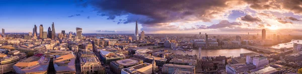 Horizonte panorâmico do sul e leste de Londres distrito de negócios ao pôr do sol com belas nuvens . — Fotografia de Stock