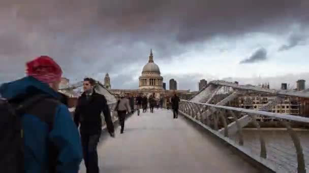 Londýn - Prosinec 16, 2015:4 k Ultra Hd Hyperlapse záběry o lidech, pěšky přes most tisíciletí k St. Paul katedrála na zamračený den na 16 prosinci 2015 v Londýně, Velká Británie. — Stock video