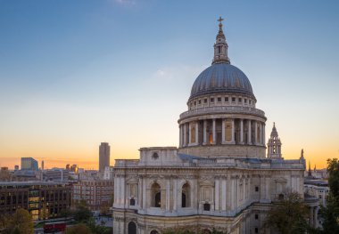 St. Paul'ın Katedrali ile açık gökyüzü günbatımı - Londra, İngiltere